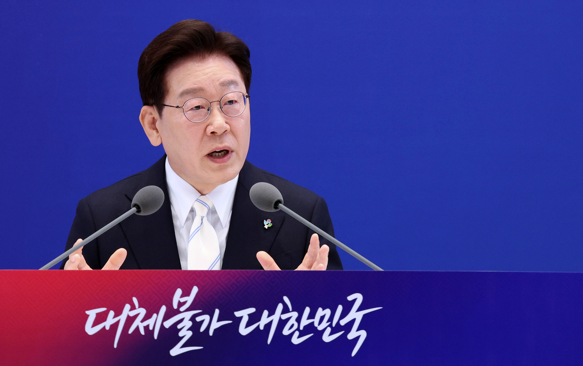 origin_취임1주년기자회견빌언하는이재명대통령 (1).jpg