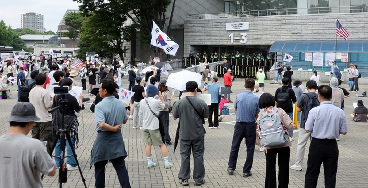 origin_잠실개표소앞에서재선거요구하는시민들.jpg