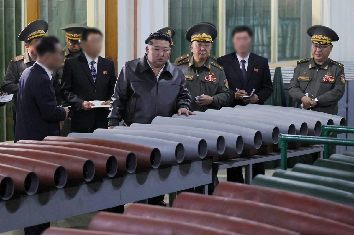(평양 노동신문=뉴스1) = 북한 노동당 기관지 노동신문은 13일 김정은 당 총비서가 지난 11일 여러 군수공업기업소를 현지지도했다고 보도했다. 