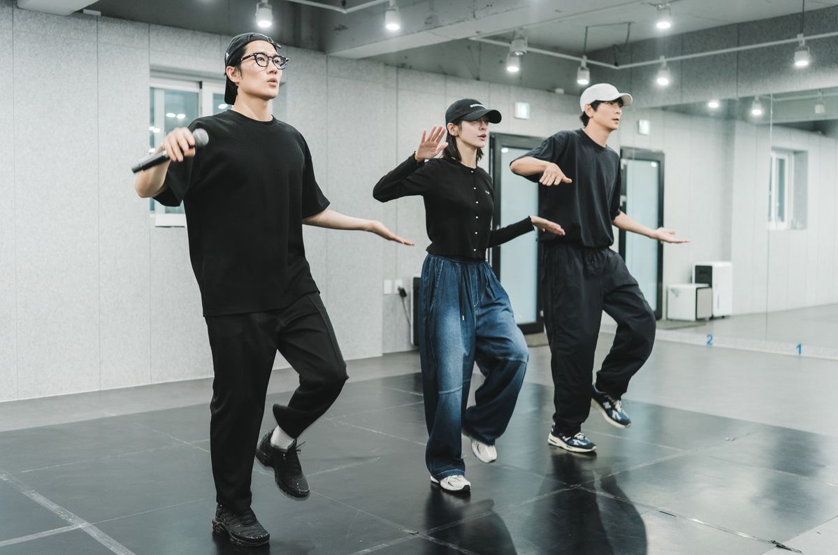 ‘와일드 씽’ 강동원, 액션 영화급 헤드스핀 연습 비하인드 스틸 공개
