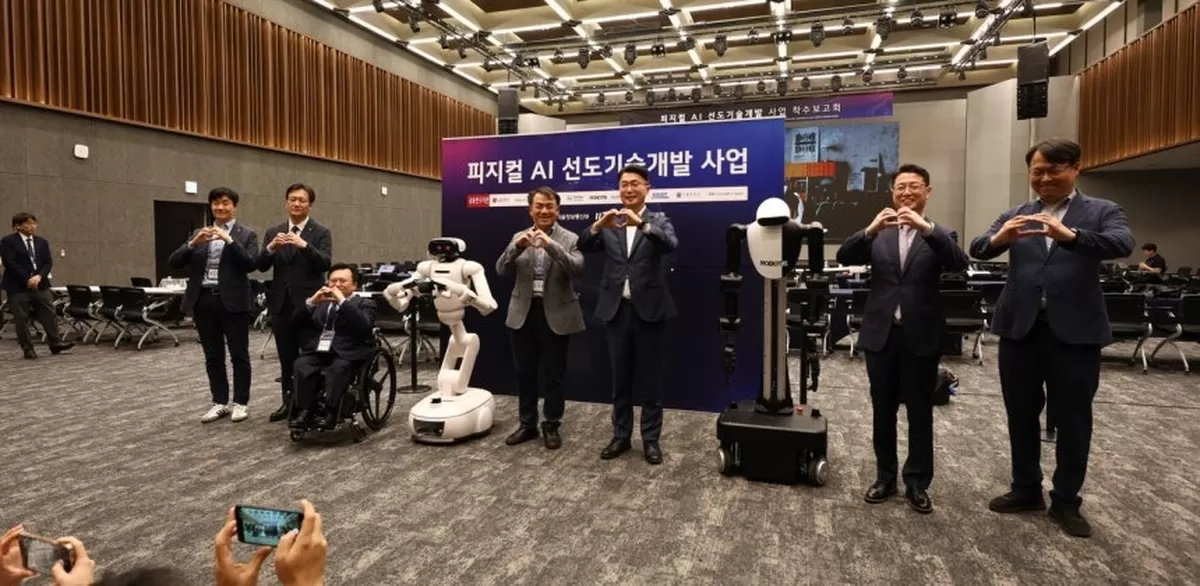 류제명 과학기술정보통신부 제2차관이 9일 오후 서울 강서구 LG사이언스파크에서 열린 피지컬 AI 선도기술개발사업 착수보고회에 참석해 피지컬 AI 로봇과 손하트 기념촬영을 하고...