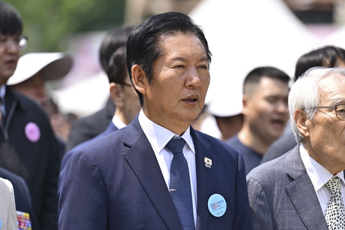 origin_애국가부르는정청래대표.jpg