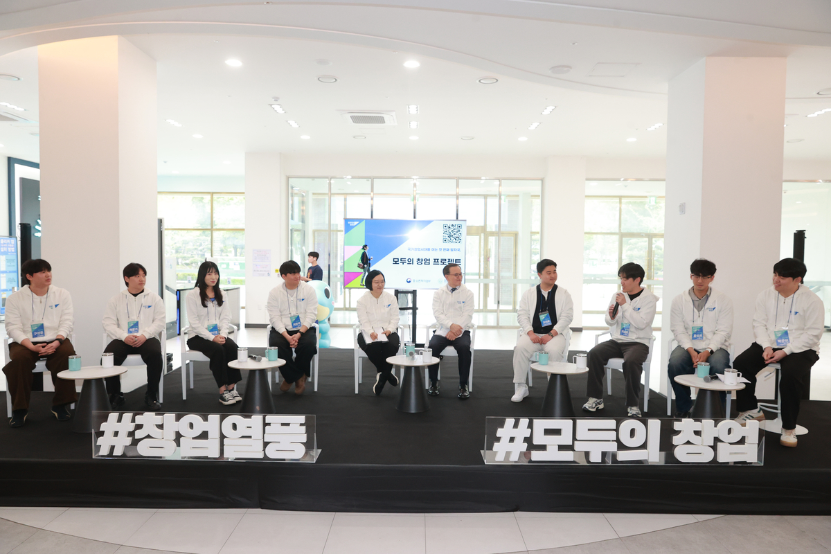 origin_청년의견청취하는한성숙장관.jpg