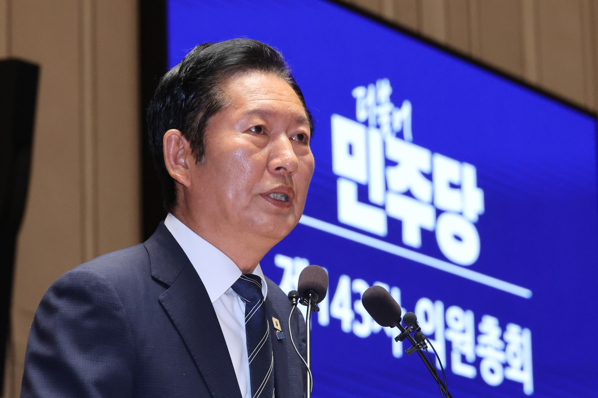 정청래 더불어민주당 대표가 11일 서울 여의도 국회에서 열린 의원총회에서 발언하고 있다. 2026.6.11/뉴스1