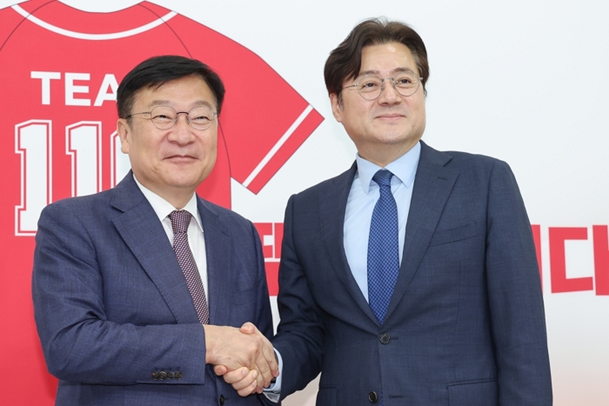 origin_악수하는정점식·홍익표.jpg