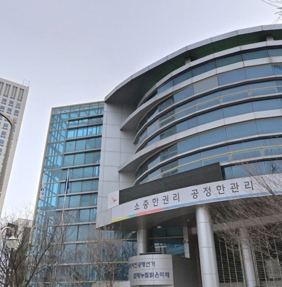 “이 시국에 골프?” 대구 선관위 건물서 ‘골프 연습’ 영상 확산