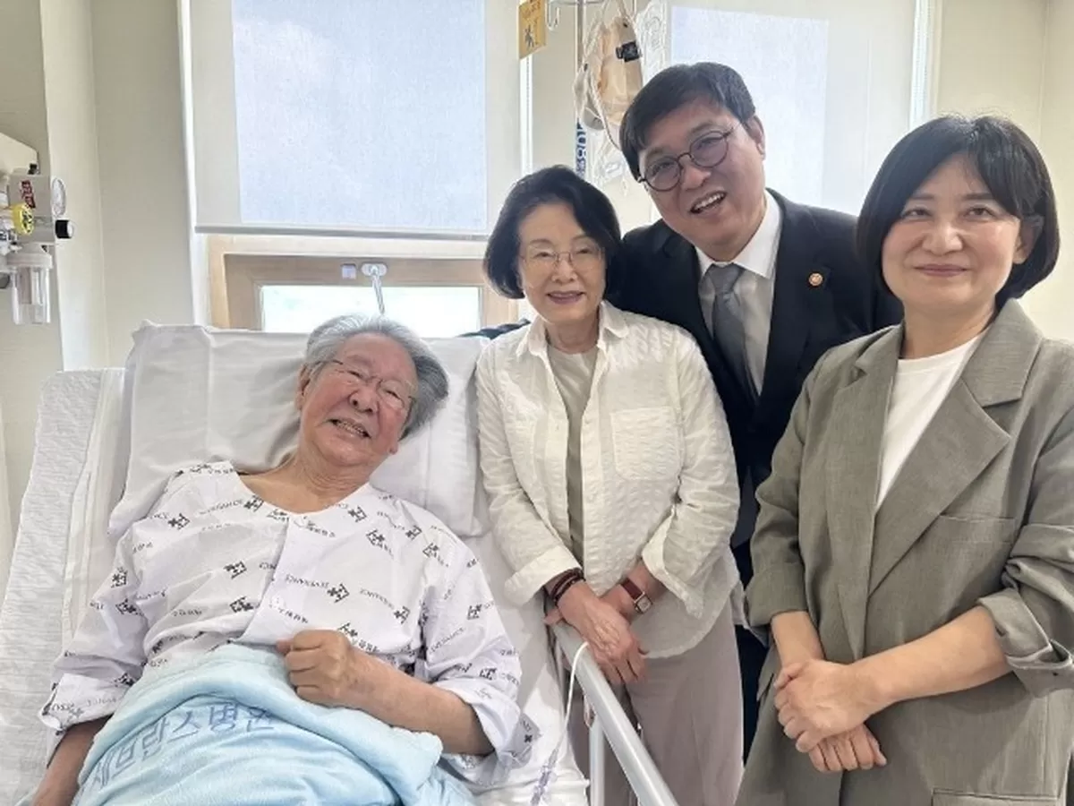 ◇최불암 병문안 간 최휘영 문체부 장관. 사진=문화체육관광부 제공.