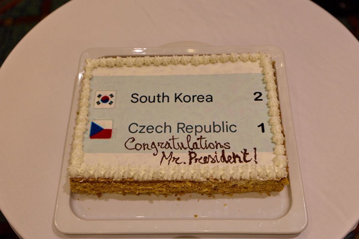 “한국 2 : 체코 1 축하합니다”... 로마 호텔서 ‘깜짝’ 축하 받은 李 대통령