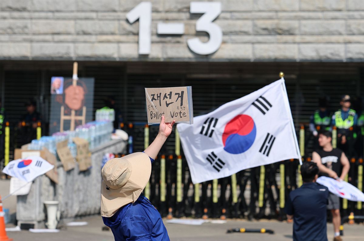 ‘6·3 투표용지 부족 사태’ 잠실 개표소 시위, 이른 폭염에 참가자 감소