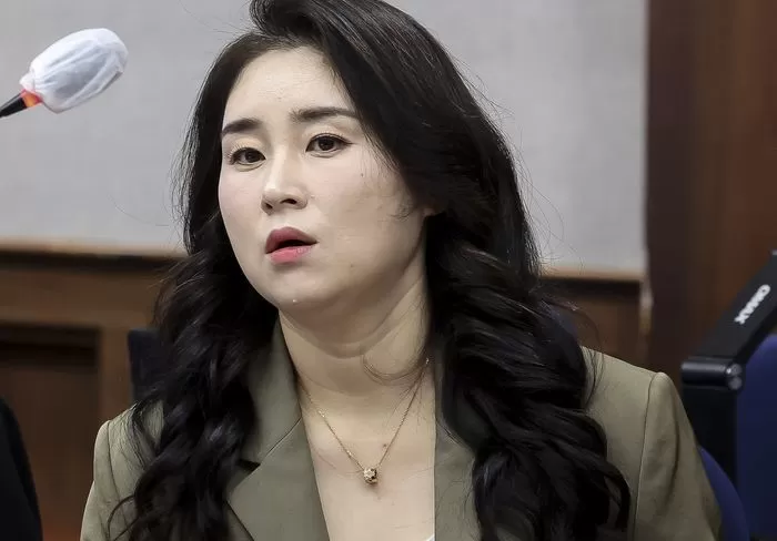 윤석열 전 대통령 법률대리인단인 김계리 변호사가 26일 서울 서초구 서울중앙지방법원에서 열린 윤 전 대통령에 대한 '특수공무 집행 방해, 직권남용 권리행사 방해 혐의' 첫 재판에 출석해 자리하고 있다. 2025.9.26 / 뉴스1