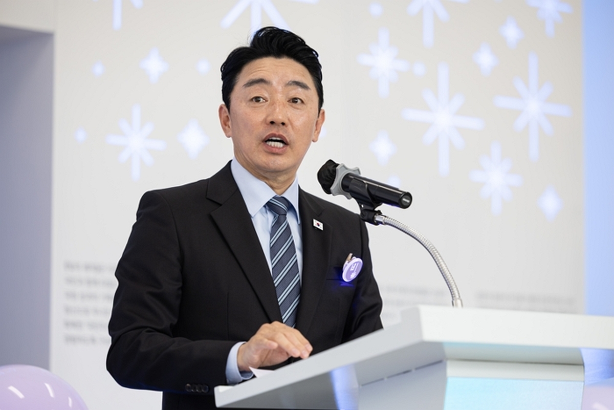 origin_빛의궤적기획전시환영사하는강훈식비서실장.jpg