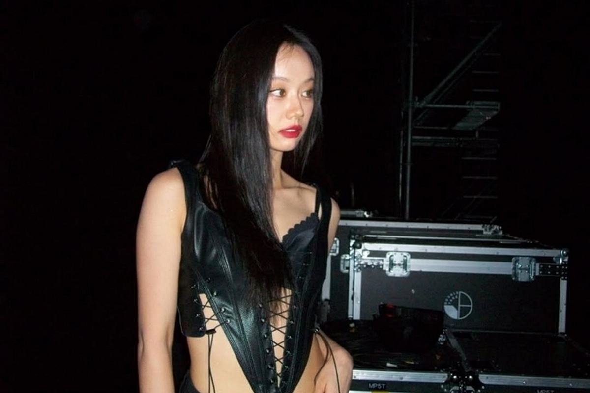 혜리, 파격 블랙 코르셋 의상으로 완벽한 S라인... 역대급 섹시미