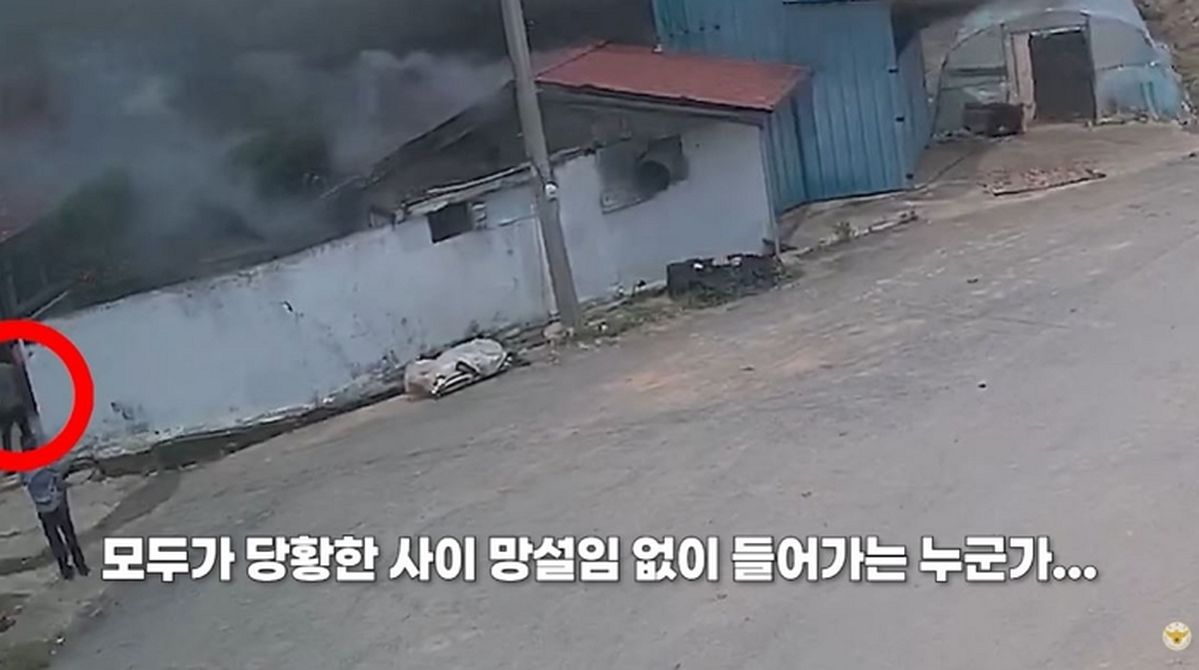 “집안에 할머니가 있어요”... 외침 듣고 불길 속으로 뛰어든 비번 경찰관