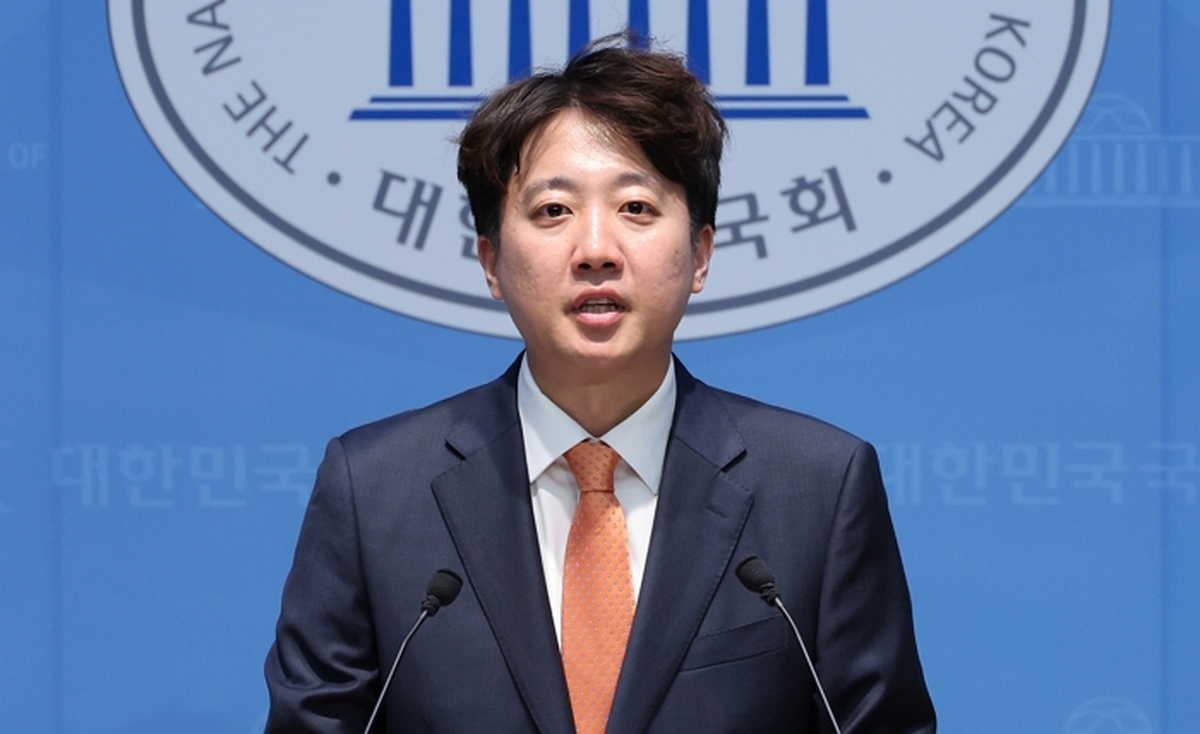 origin_기자회견하는이준석대표.jpg