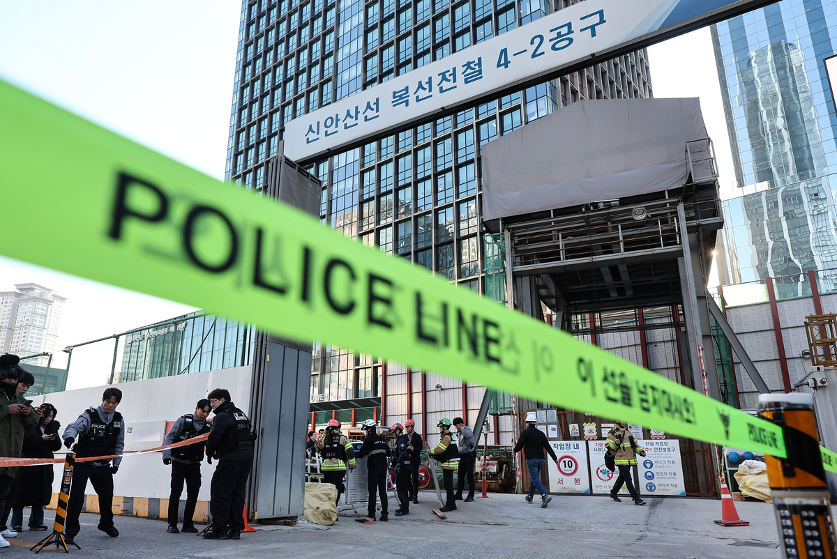 지난해 12월 18일 서울 여의도 신안산선 복선전철 지하 공사 현장에서 사고가 발생해 소방대원과 경찰이 사고 수습을 하고 있다 / 뉴스1