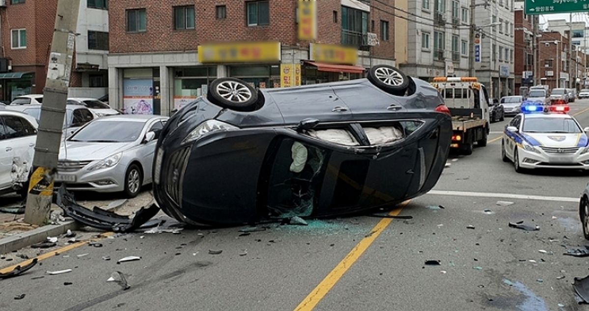 “갑자기 급가속” 파주서 전봇대 충돌 전복 사고로 70대 여성 운전자 사망