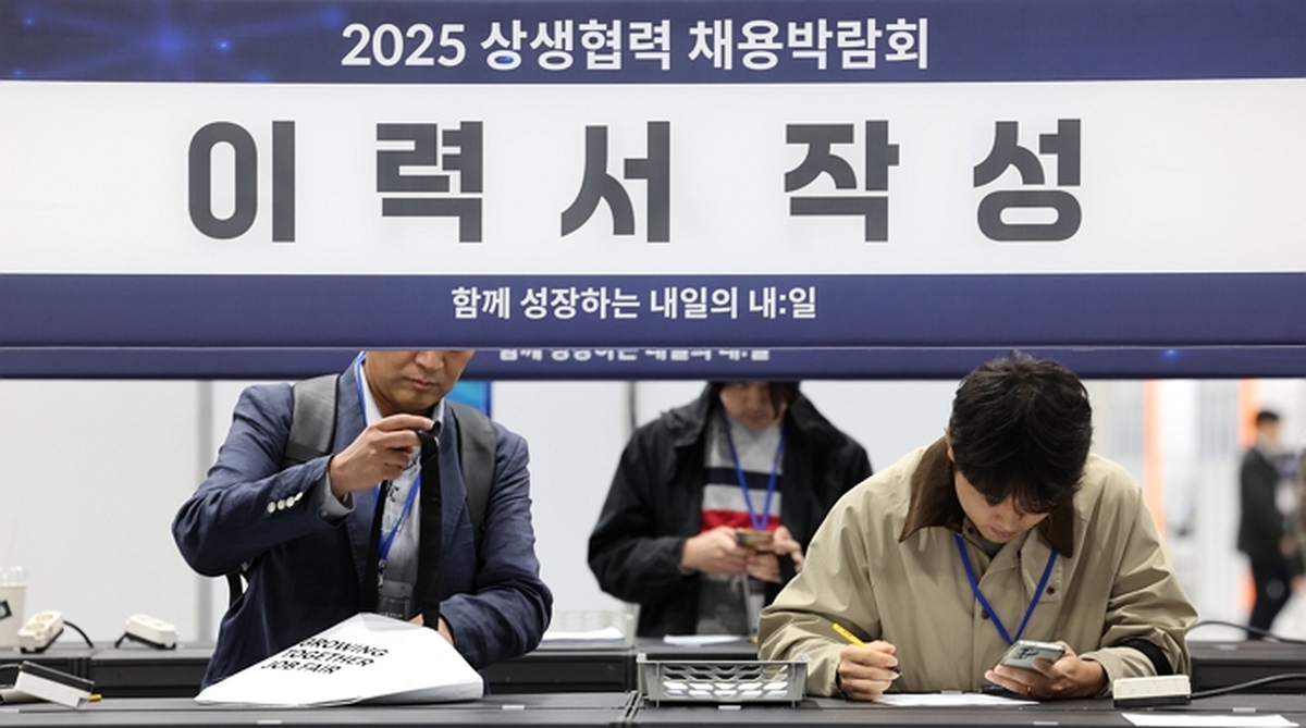 origin_이력서작성하는구직자들 (1).jpg
