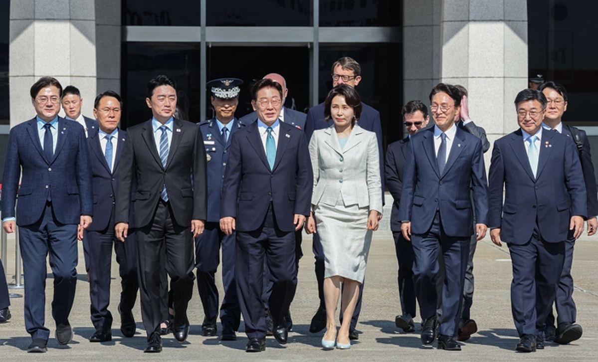 李 대통령 귀국 환영 행사에 민주당 지도부 총출동...  