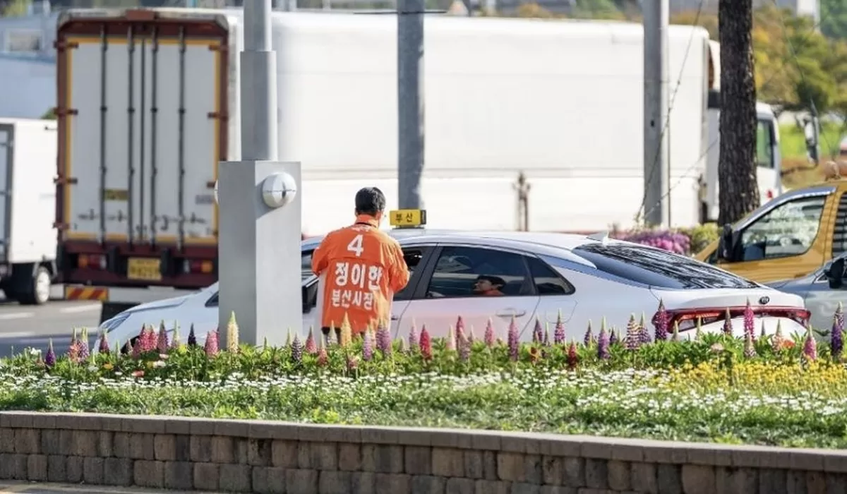지난 4월 27일 부산 금정구 구서동에서 출근길 유세를 벌이던 정이한 전 후보에게 운전자가 욕설과 함께 음료를 던지는 사건이 일어났다. 사진 정이한 당시 후보 캠프