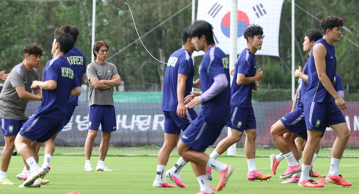 한국 축구 국가대표팀 홍명보 감독이 17일(현지시간) 멕시코 과달라하라 인근 사포판 치바스 바예 베르데 훈련장에서 선수들의 훈련을 지켜보고 있다. 2026.6.18/뉴스1