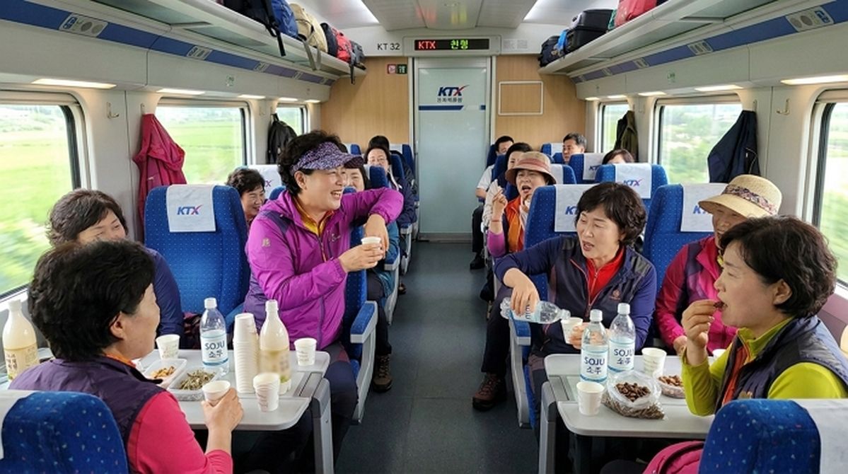 “우리 별로 안 시끄러워”... KTX서 안주 꺼내 술판 벌인 ‘민폐 아줌마’ 승객들