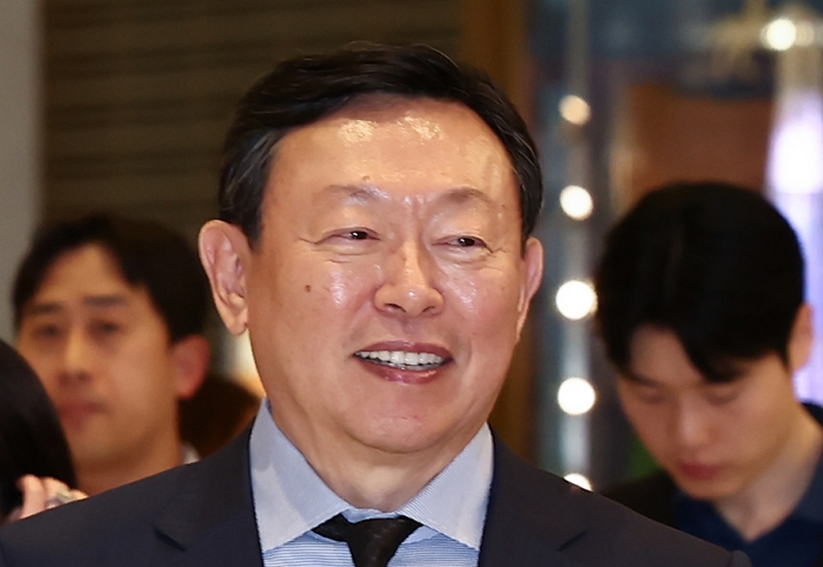 origin_신동빈회장과루이비통매장향하는아르노회장 (2).jpg