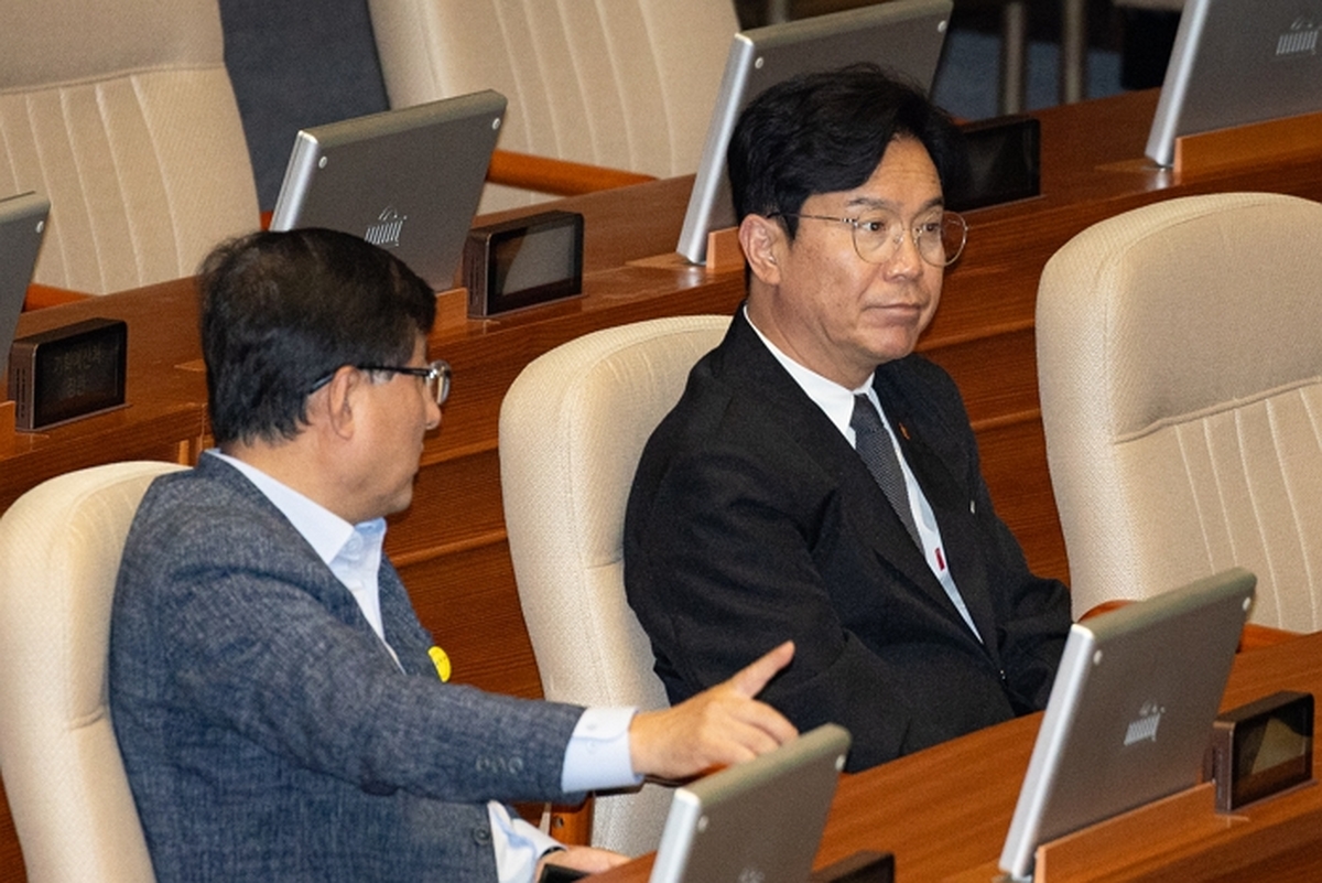 origin_대화나누는김영훈·김성환장관.jpg