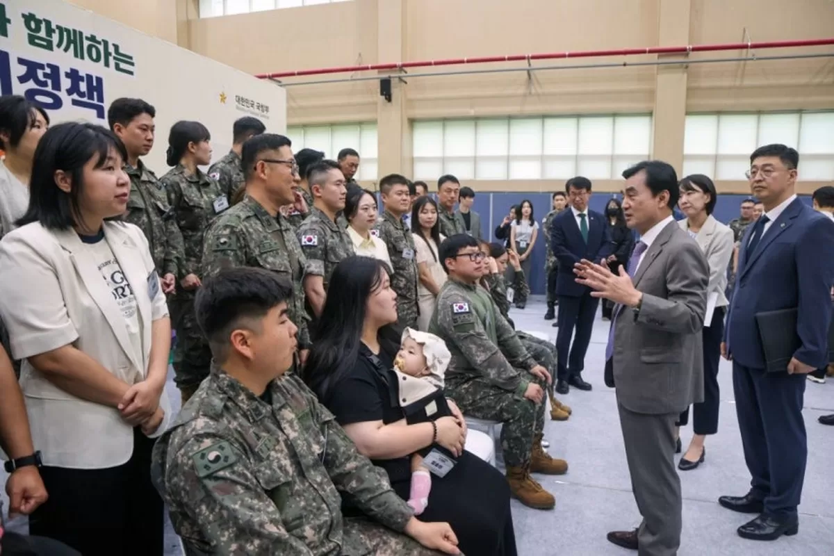 안규백 국방부장관이 6월 18일(목) 오전 육군 제15사단 군인 및 군 가족들과 간담회를 가지고 있다. 안규백 장관은 군 주거정책의 수요자인 군 가족의 의견을 청취하며 군인 ...