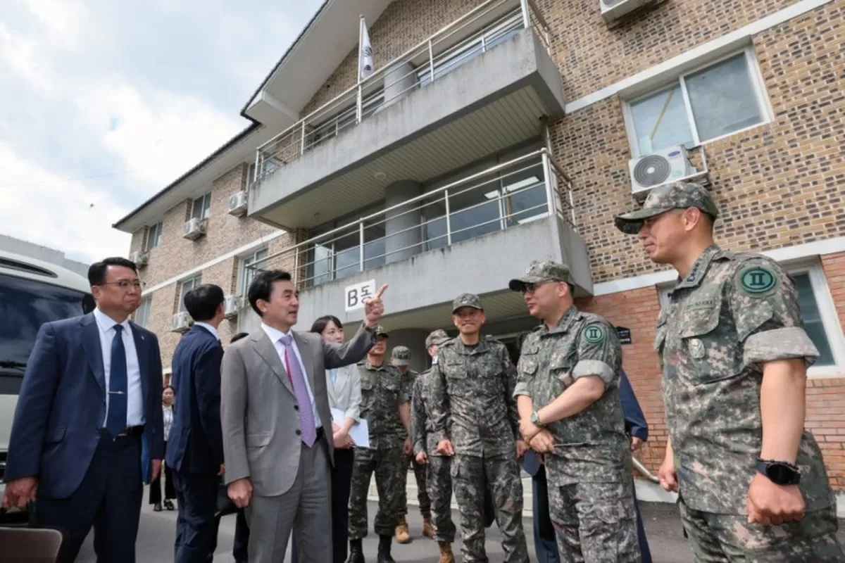 안규백 국방부장관이 6월 18일(목) 오전 육군 제15사단의 군 주거 시설을 방문하여 현장을 점검하고 있다. /사진제공=국방부.