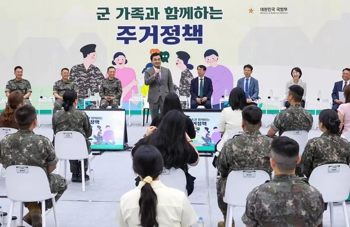 [서울=뉴시스] 안규백 국방부 장관이 18일 육군 제15사단에서 군인 및 군 가족들과 간담회를 하고 있다. (사진=국방부 제공) 2026.06.18. photo@newsis....