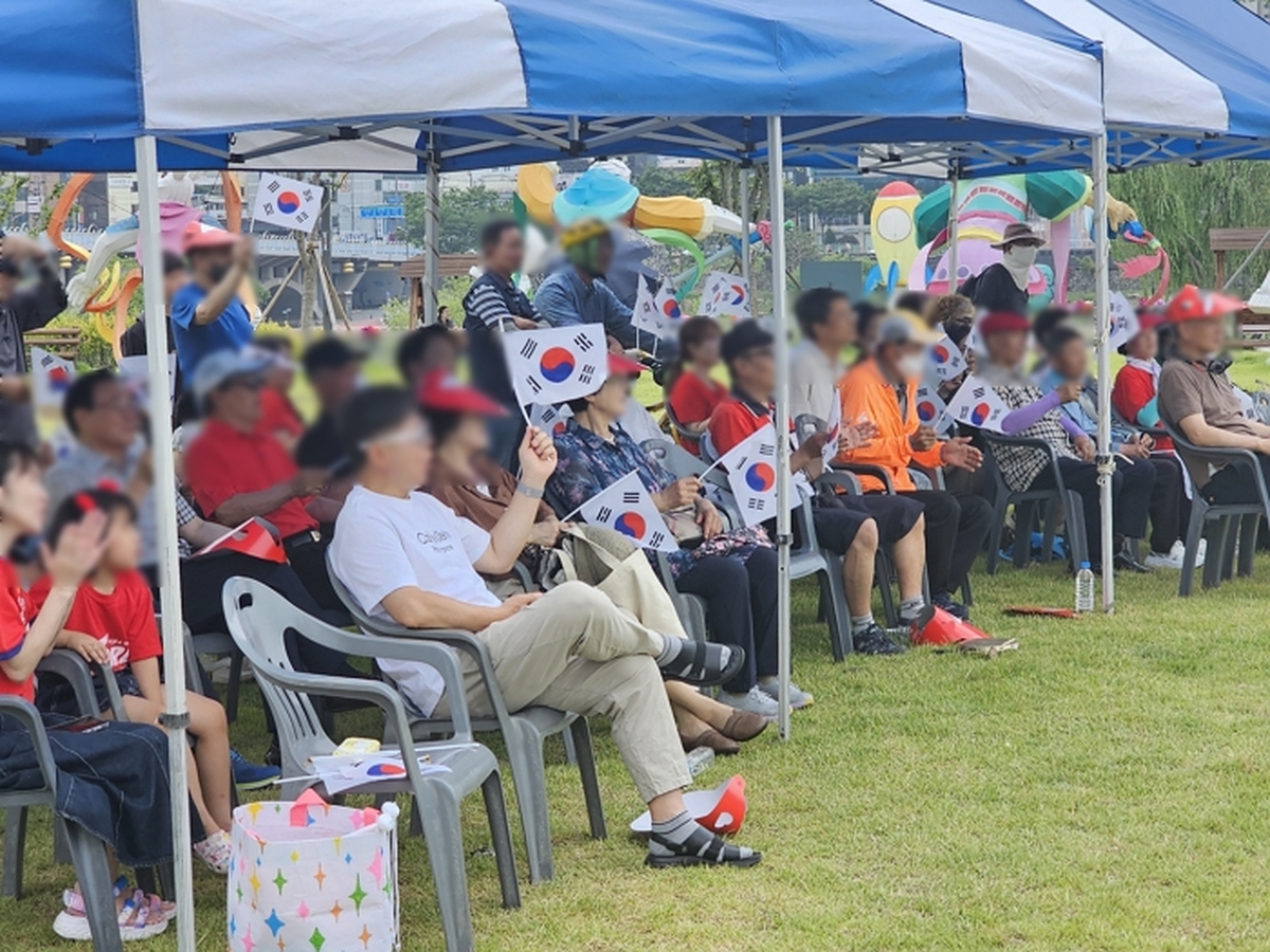 origin_비겨도좋다연차내고유모차끌고…경남곳곳서월드컵응원전 (1).jpg