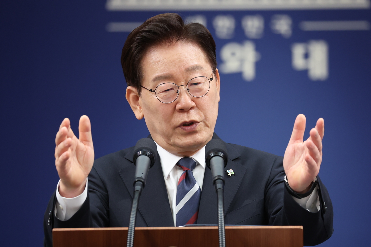 이 대통령 “지지율 폭락 엄중히 받아들여... 민주당, 원수 싸우듯 하지 말라”