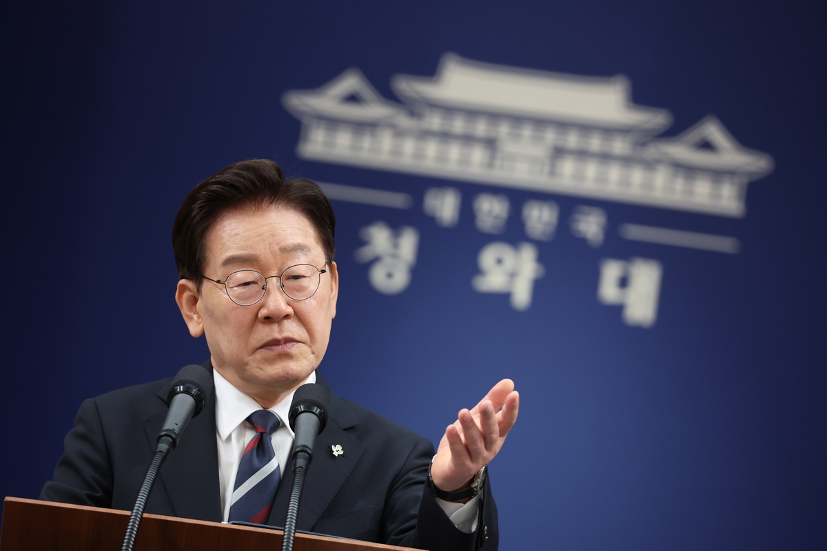 이 대통령 “주가 9000 자화자찬 한 적 없어... 주식시장 양극화 걱정”