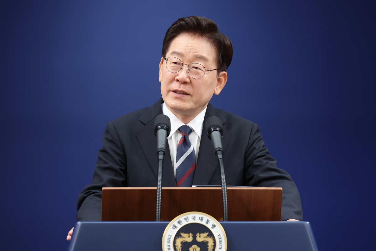 李 대통령 “한반도 방위 우리가 책임져야... 전작권 왜 미국이 갖고 있나”