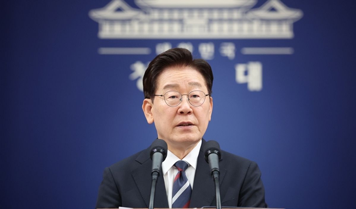 이재명 대통령 지지율 첫 역전, 부정 49.7%  긍정 46.7%