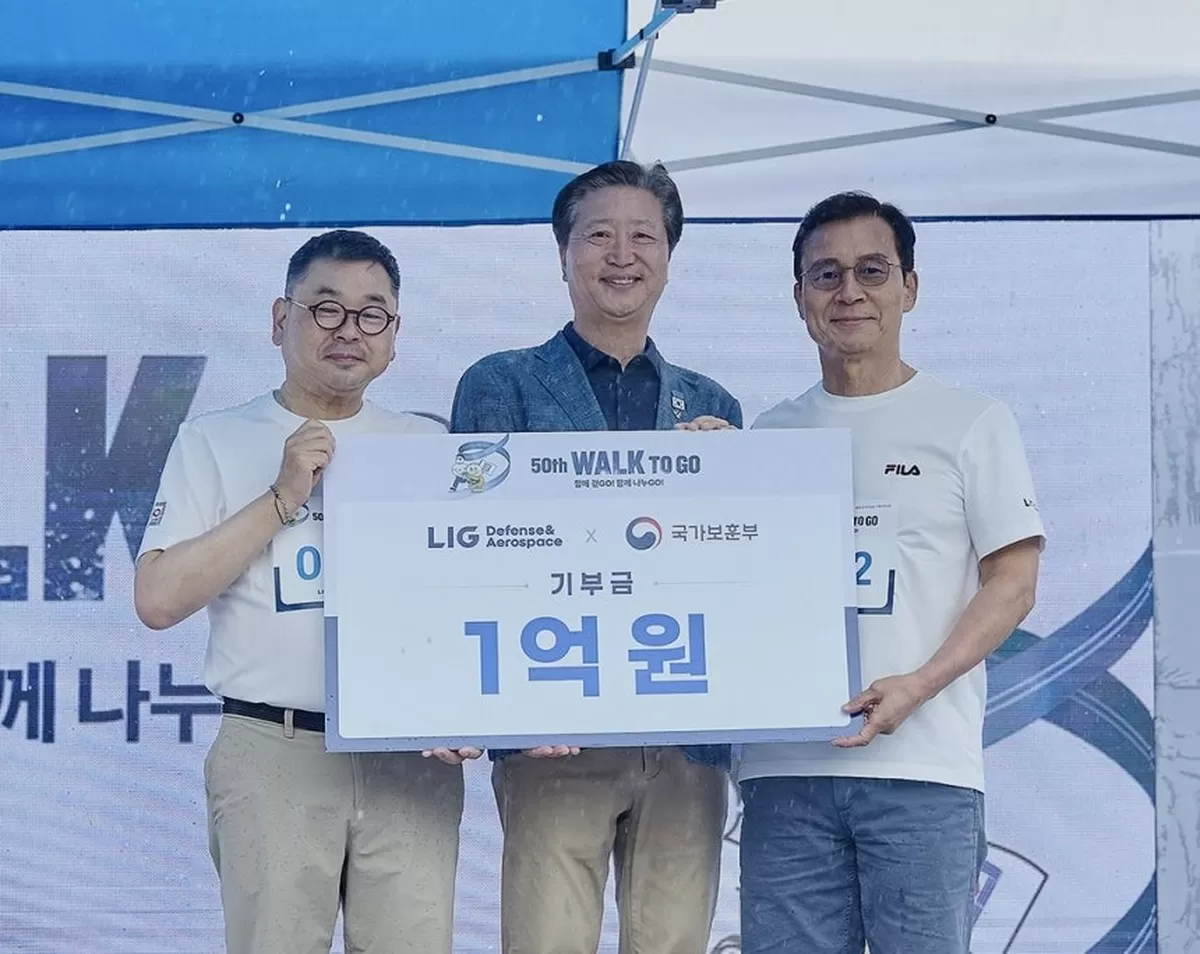 구본상(왼쪽부터) LIG 회장과 육현수 국가보훈부 보훈의료복지국장, 신익현 LIG D&A 대표가 지난 20일 서울 송파구 올림픽공원에서 열린 거북이마라톤에서 LIG D&A가 ...