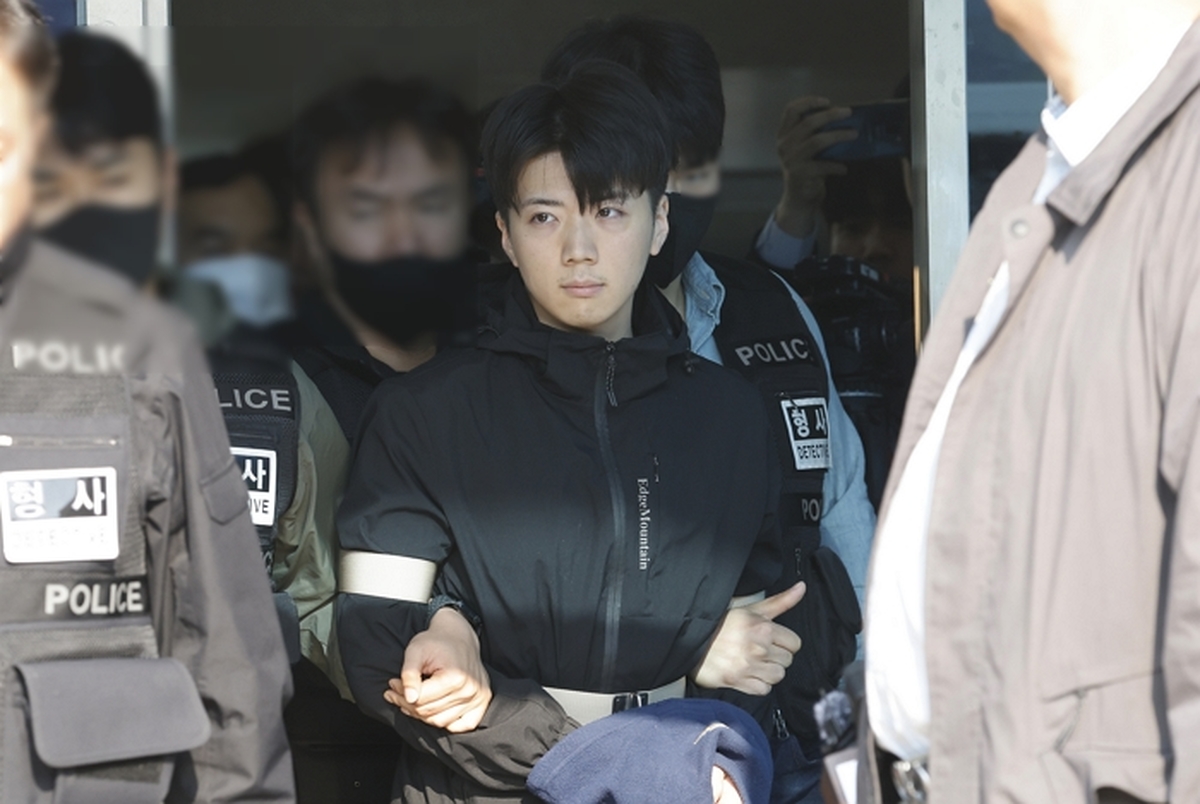 origin_얼굴들고경찰서나오는장윤기.jpg