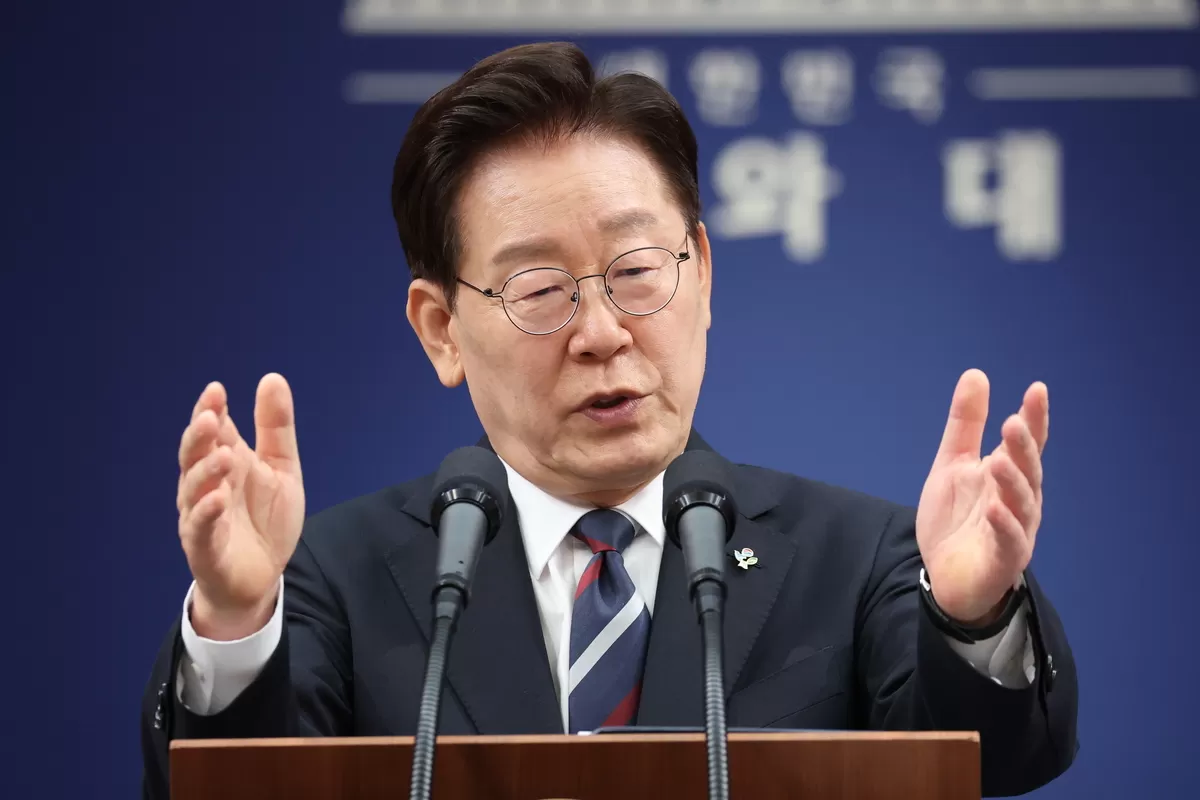 이 대통령 “지지율 폭락 엄중히 받아들여... 민주당, 원수 싸우듯 하지 ...