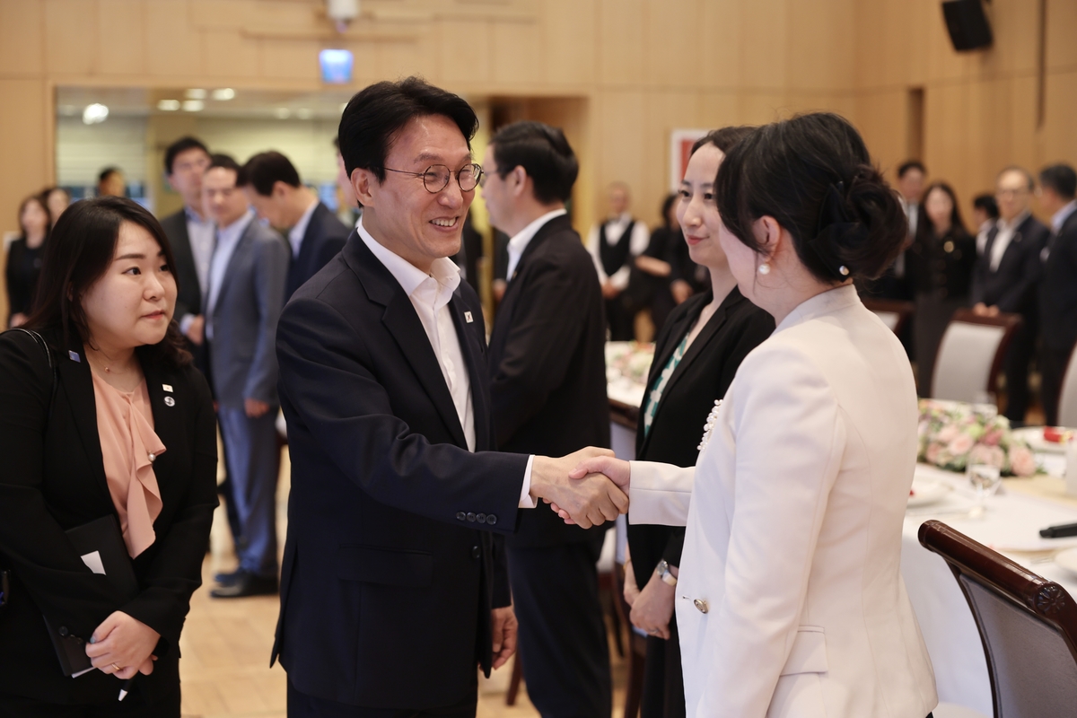 김민석 국무총리가 22일(현지시간) 중국 베이징에서 열린 중국 기업인 간담회에서 참석자들과 인사하고 있다. (국무총리실 제공. 재판매 및 DB 금지) 2026.6.22/뉴스1