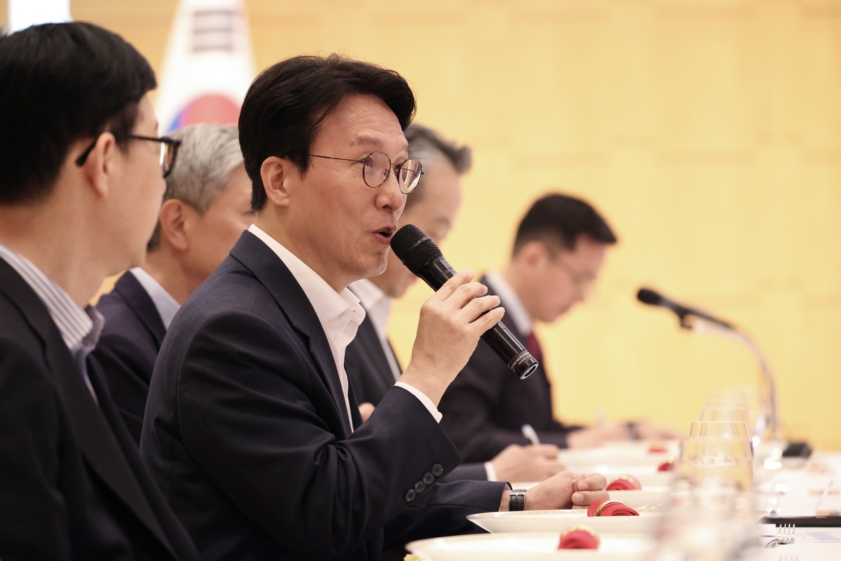 origin_중국기업인만난김민석국무총리 (1).jpg