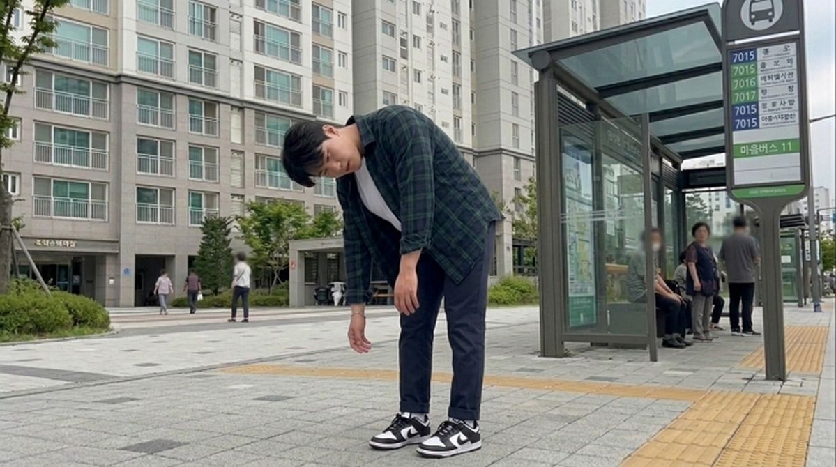 아파트 단지 인근서 축 늘어진 채 '비틀비틀'... SNS 뒤흔든 '수원 마약 좀비남'