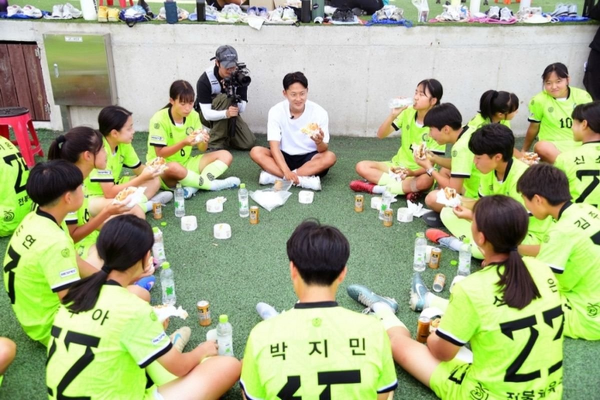 이승우 떴다!... 일일 코치로 변신해 전북체중 여자축구부에 '행복의 버거' 깜짝 선물