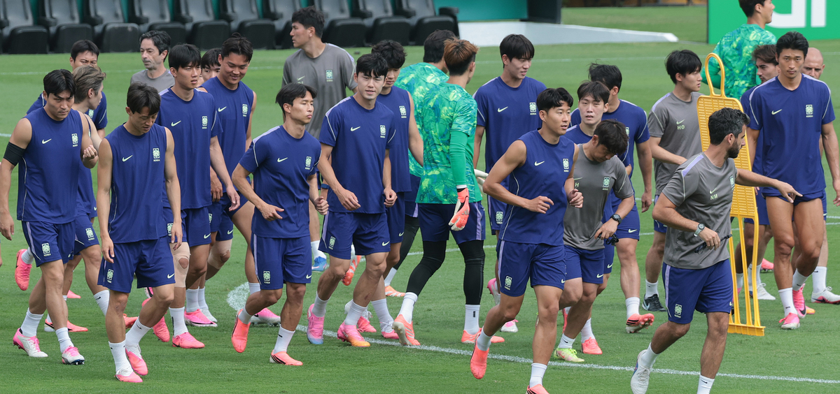 대한민국 축구 국가대표팀 주장 손흥민을 비롯한 선수들이 23일(현지시간) 멕시코 몬테레이 유니버시티 스타디움에서 남아공과 조별리그 최종전을 앞두고 훈련을 하고 있다. 2026.6.24/뉴스1