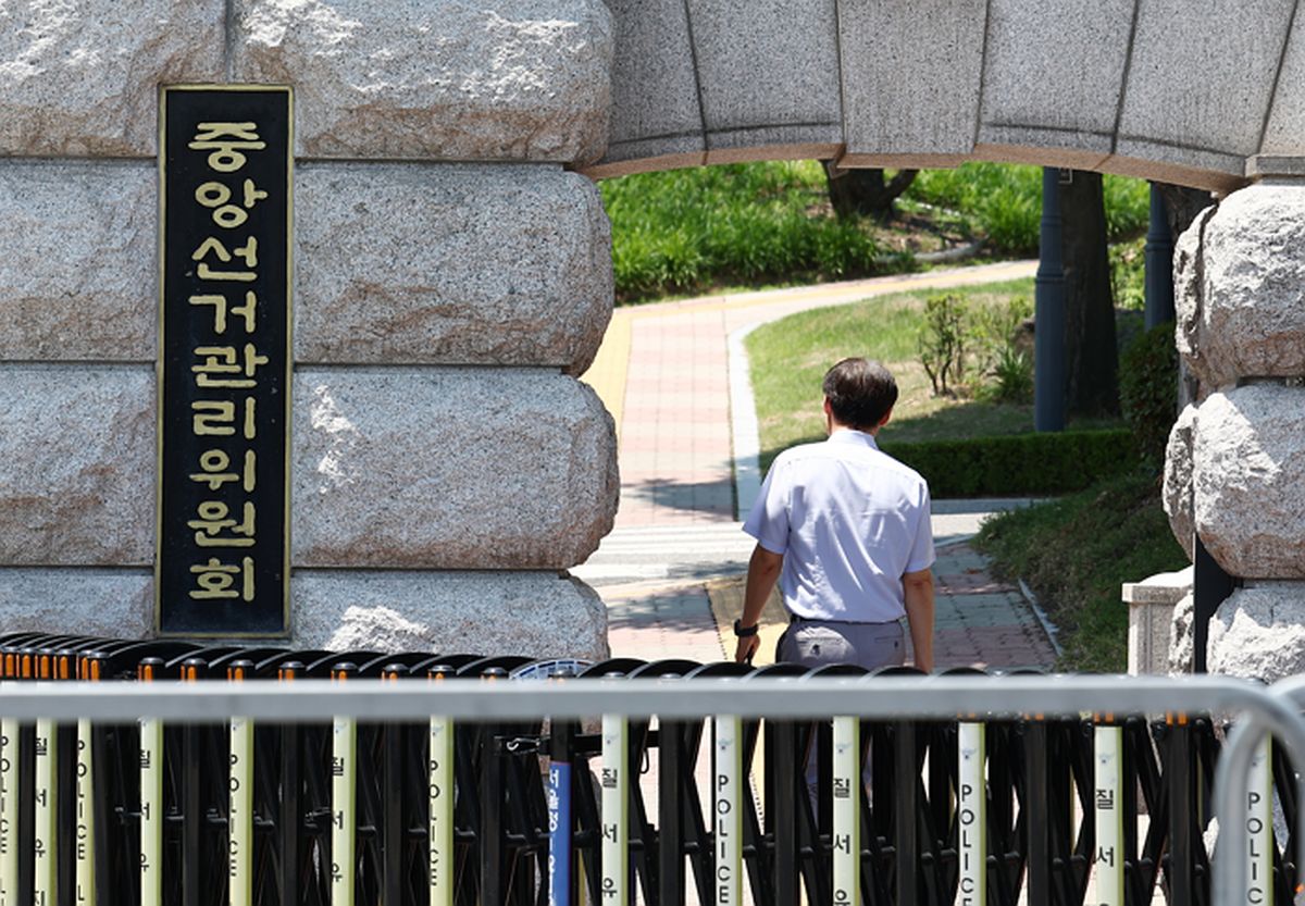 투표용지 합수본, 선관위 관계자 12명 압수수색