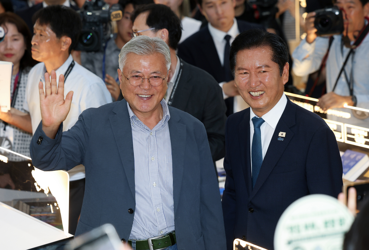 origin_시민들에게인사하는문재인·정청래.jpg