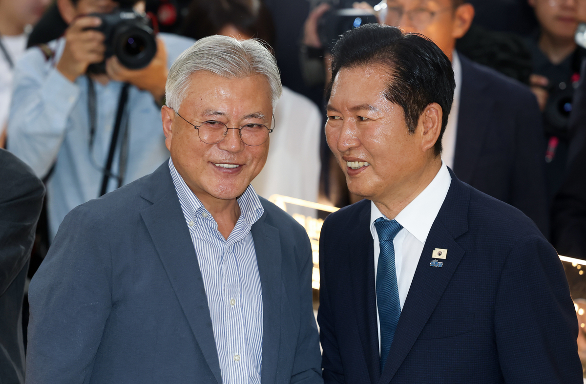origin_밝은표정의문재인·정청래.jpg