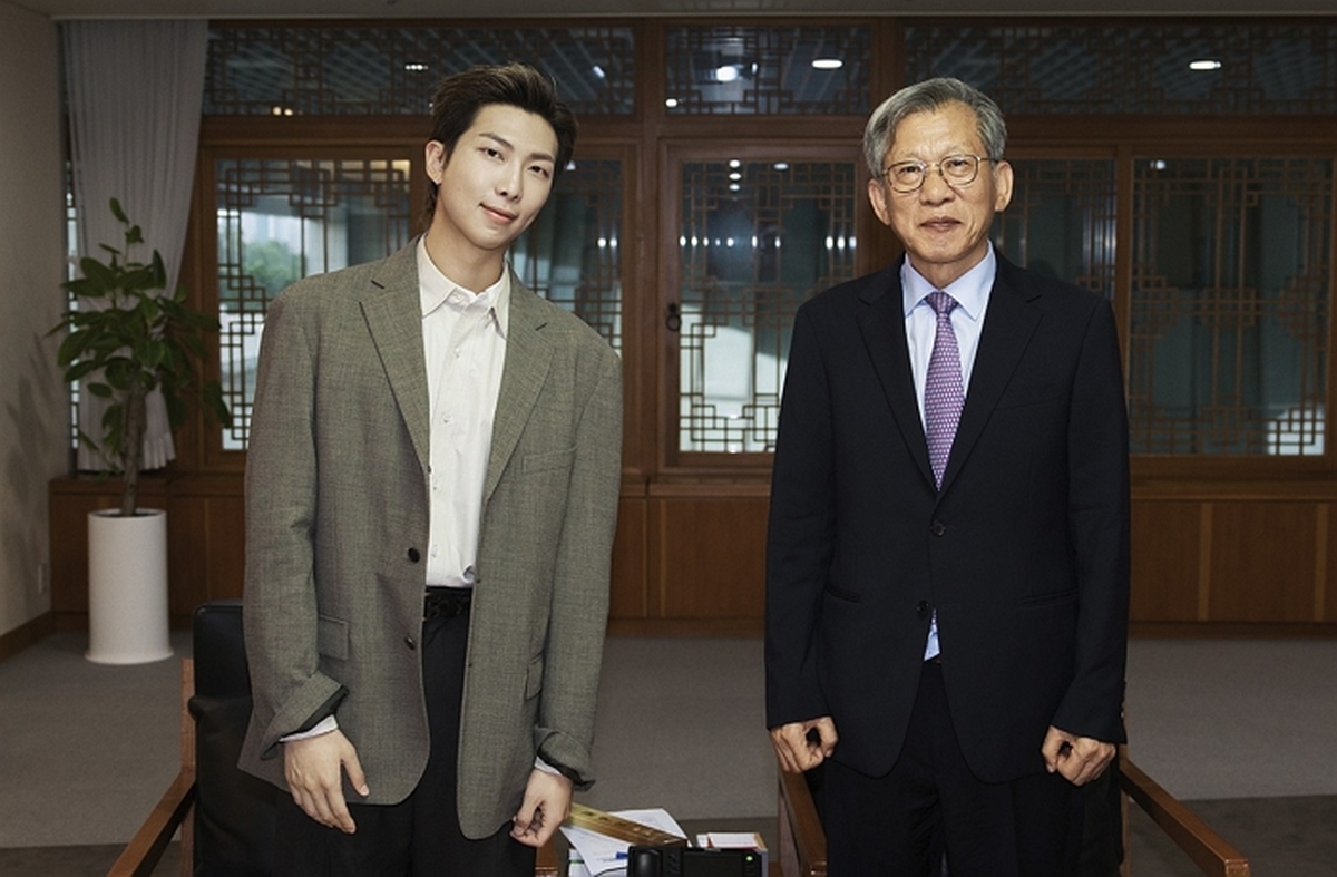 origin_BTSRM에게전달된1호상품…대동여지도족자스페셜에디션출시.jpg