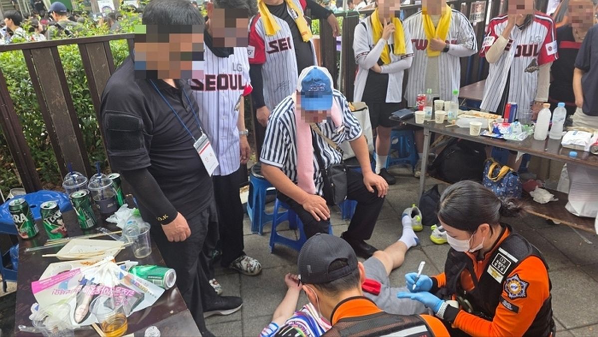 잠실야구장 앞서 의식 잃은 70대 LG트윈스팬... 골든타임 지킨 '영웅들'의 정체