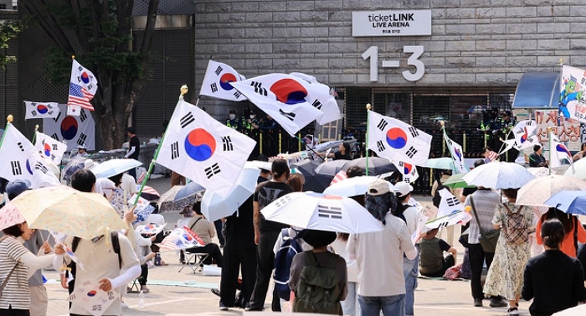 잠실 개표소서 경찰에 침 뱉은 40대 여성 구속... “나도 폭행당했다” 호소