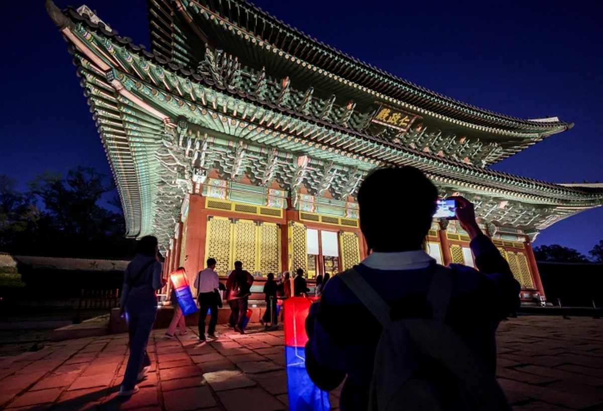 서울 종로구 창덕궁에서 열린 달빛기행 사전행사에서 참가자들이 인정전을 들러보고 있다. 지난 2010년부터 시작된 달빛기행은 밤길을 밝히는 청사초롱을 들고 전문 해설사와 함께 금천교, 인정전, 낙선재 등 궁궐 곳곳을 즐기는 프로그램이다. 2026.4.14/뉴스1